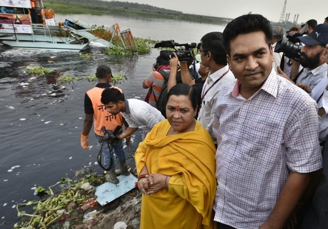 Union water resources minister Uma Bharti and Delhi water minister Kapil Mishra at the launch of the trash skimmer near ITO in New Delhi on Saturday. (Raj K Raj /Hindustan Times)
