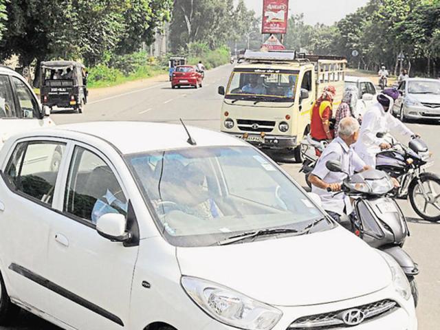Traffic chaos at Urban Estate Chowk in Patiala. The directions come after Urban Estate residents, local MLA Brahm Mohindra meet Badal at latter’s office. (HT Photo) Traffic chaos at Urban Estate Chowk in Patiala. The directions come after Urban Estate residents, local MLA Brahm Mohindra meet Badal at latter’s office. (HT Photo)
