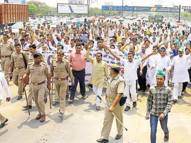The protesters kept the barriers open from 11.30am to 1.45pm on Saturday, allowing free passage to thousands of vehicles on the access-controlled highway. (Salman Ali/HT) The protesters kept the barriers open from 11.30am to 1.45pm on Saturday, allowing free passage to thousands of vehicles on the access-controlled highway. (Salman Ali/HT)