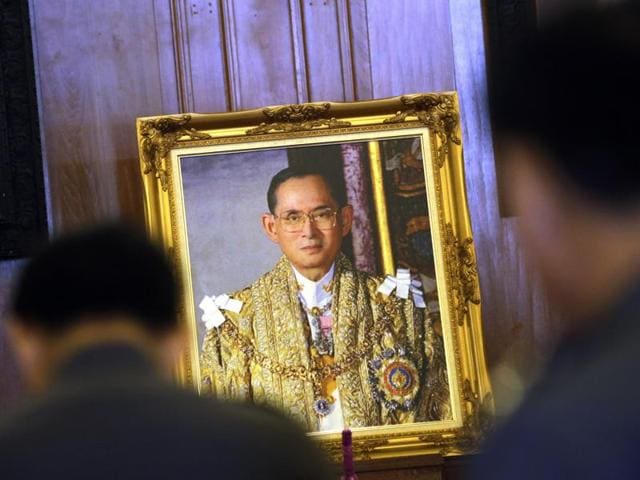 An old Thai woman offers prayer in front of a portrait of Thai King Bhumibol Adulyadej at Grand Palace in Bangkok, Thailand on Feb. 18, 2016. A mother of an activist was arrested after she failed to condemn insult of the royals by her son. (AP file photo) An old Thai woman offers prayer in front of a portrait of Thai King Bhumibol Adulyadej at Grand Palace in Bangkok, Thailand on Feb. 18, 2016. A mother of an activist was arrested after she failed to condemn insult of the royals by her son. (AP file photo)