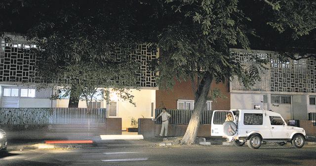 Cops outside the house of magistrate where the manager recorded his statement. (Ravi Kumar/HT Photo)