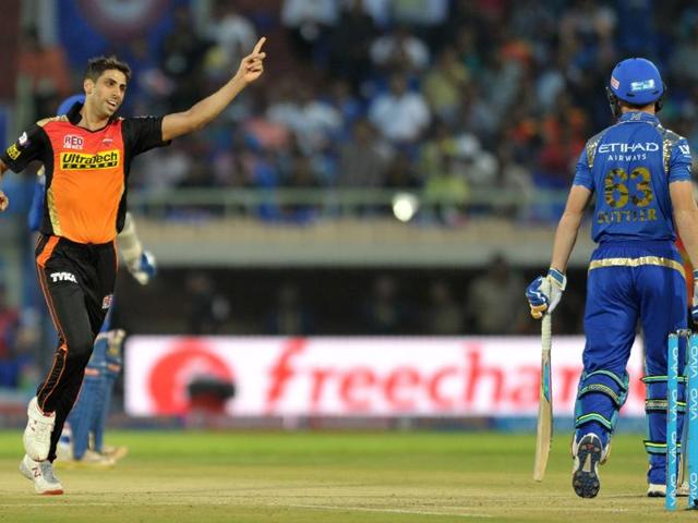 Sunrisers Hyderabad’s Ashish Nehra (L) celebrates the wicket of Mumbai Indians batsman Jos Buttler during the IPL match at Dr YS Rajasekhara Reddy ACA-VDCA Cricket Stadium in Visakhapatnam on May 8, 2016. (AFP) Sunrisers Hyderabad’s Ashish Nehra (L) celebrates the wicket of Mumbai Indians batsman Jos Buttler during the IPL match at Dr YS Rajasekhara Reddy ACA-VDCA Cricket Stadium in Visakhapatnam on May 8, 2016. (AFP)