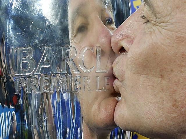 Leicester City manager Claudio Ranieri kisses the premier league trophy. (REUTERS) 