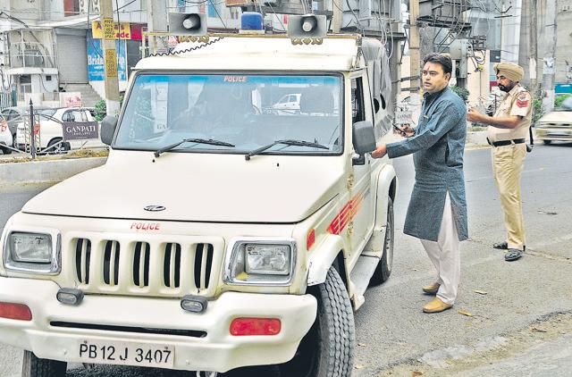 Shiv Sena (Punjab) chairman Rajiv Tandon moves around in a police vehicle. (Keshav Singh/HT Photo) Shiv Sena (Punjab) chairman Rajiv Tandon moves around in a police vehicle. (Keshav Singh/HT Photo)