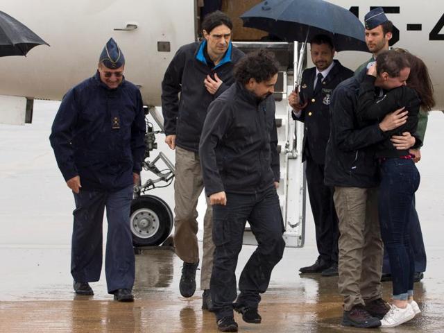 Antonio Pampliega (R), Jose Manuel Lopez (L) and Angel Sastre, three Spanish freelance journalists who went missing in Syria last year and were believed to have been kidnapped, arrive at Torrejon's military airport after been released, near Madrid, Spain. (Reuters Photo) Antonio Pampliega (R), Jose Manuel Lopez (L) and Angel Sastre, three Spanish freelance journalists who went missing in Syria last year and were believed to have been kidnapped, arrive at Torrejon's military airport after been released, near Madrid, Spain. (Reuters Photo)