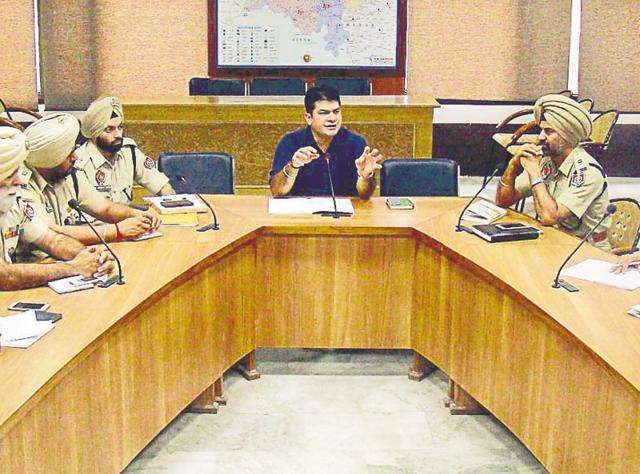 SSP Swapan Sharma (C) during a meeting with other police officers in Bathinda on Saturday.(HT Photo)