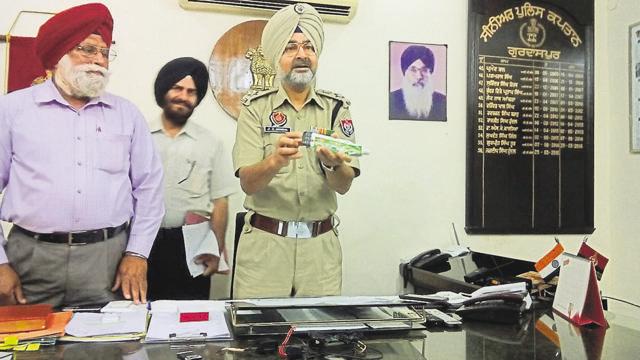 Gurdaspur SSP Jagdeep Singh Hundal addressing a press conference after the check at the Gurdaspur central jail on Sunday. (HT Photo) Gurdaspur SSP Jagdeep Singh Hundal addressing a press conference after the check at the Gurdaspur central jail on Sunday. (HT Photo)