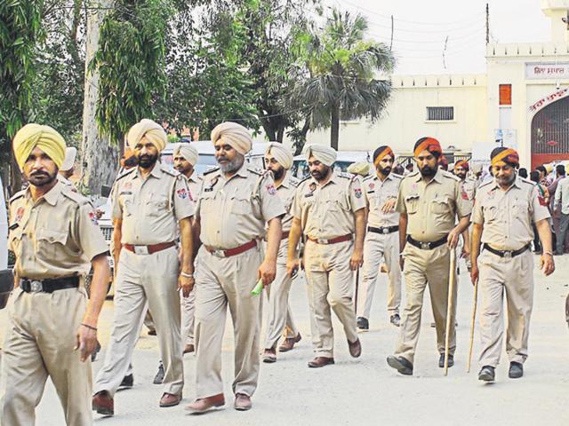 Policemen during the raid at the district jail in Sangrur on Sunday. (HT Photo) Policemen during the raid at the district jail in Sangrur on Sunday. (HT Photo)