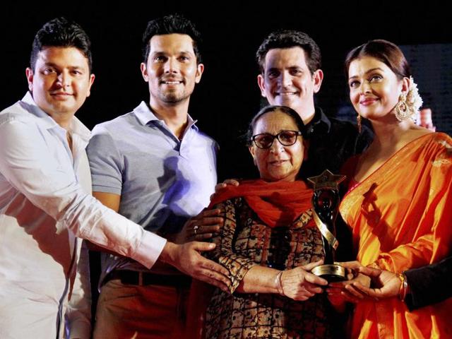 Sarbjit star cast Aishwarya Rai Bachchan, Randeep Hooda along with producer Bhushan Kumar and director Oomung Kumar give an award to Dalbir Kaur, sister of Sarbjit Singh at a press conference to promote the upcoming film Sarbjit in Ahmedabad on Sunday. (PTI)