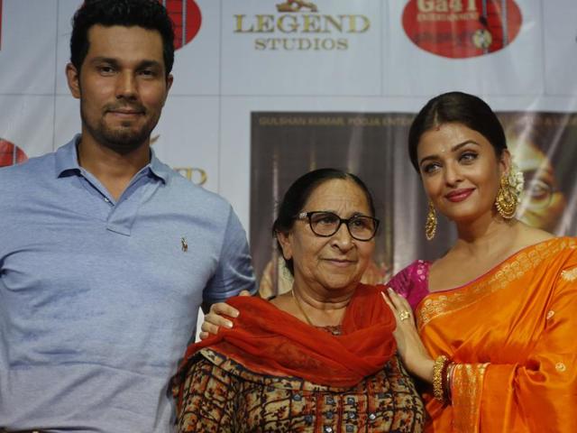 Bollywood actors Aishwarya Rai Bachchan, right and Randeep Hooda, left pose with Dalbir Kaur, sister of Sarbjit Singh during a press conference to promote their upcoming film, Sarbjit. (AP)