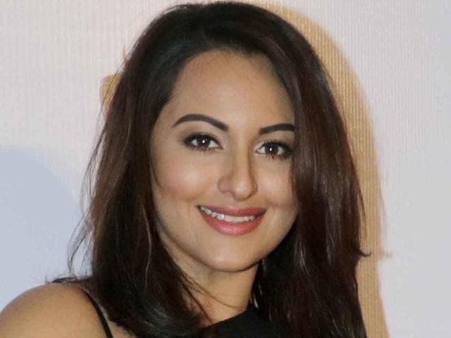 Sonakshi Sinha who enjoys painting in her free time, has auctioned her artwork to raise money for breast cancer patients. (Yogen Shah) Sonakshi Sinha who enjoys painting in her free time, has auctioned her artwork to raise money for breast cancer patients. (Yogen Shah)