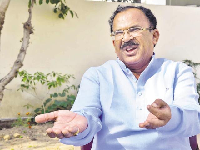 Education minister Vasudev Devnani said unlike Congress, BJP doesn’t believe in belittling great men. (HT Photo) Education minister Vasudev Devnani said unlike Congress, BJP doesn’t believe in belittling great men. (HT Photo)