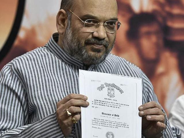 BJP President Amit shah showing the degree of Prime Minister Narendra Modi during a press conference in New Delhi on Monday, May 09, 2016.(Arvind Yadav/ HT Photo)