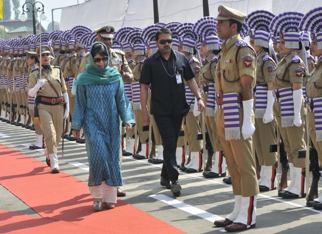 Chief minister Mehbooba Mufti receives guard of honour. (Waseem Andrabi/ Hindustan Times) Chief minister Mehbooba Mufti receives guard of honour. (Waseem Andrabi/ Hindustan Times)