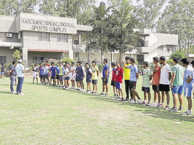 Last year, the university had conducted centralised tests and gave out fitness certificates to applicants who had to go through another trial at colleges. (Arun Sharma/Hindustan Times) Last year, the university had conducted centralised tests and gave out fitness certificates to applicants who had to go through another trial at colleges. (Arun Sharma/Hindustan Times)