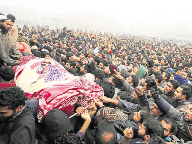 Kashmiri villagers shout slogans as they carry the body of a militant during a funeral procession in a village in Anantnag district.(Waseem Andrabi/HT File Photo)