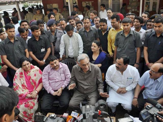 Rebel Congress leader Vijay Bahuguna, along with other rebel Congress MLAs in Dehradun.(PTI)