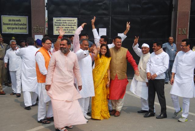 Congress MLA Rekha Arya with BJP MLAs going inside the assembly in Dehradun. (Vinay Santosh Kumar /HT Photo)