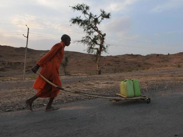 A priest carries water on a makeshift cart in drought-hit Bundelkhand. (Mujeeb Faruqui/HT Photo) A priest carries water on a makeshift cart in drought-hit Bundelkhand. (Mujeeb Faruqui/HT Photo)