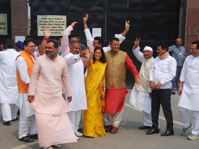 Congress MLA Rekha Arya (In yellow Sari) with BJP MLAs going inside the assembly in Dehradun ahead of trust vote on May 10. (Vinay Santosh Kumar/Hindustan Times) Congress MLA Rekha Arya (In yellow Sari) with BJP MLAs going inside the assembly in Dehradun ahead of trust vote on May 10. (Vinay Santosh Kumar/Hindustan Times)