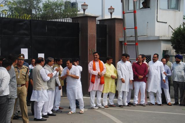 BJP and Congress MLAs standing outside the assembly in Dehradun. (Vinay Santosh Kumar /HT Photo)