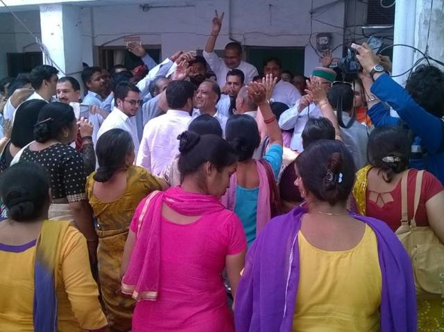 Congress workers celebrateafter the conclusion of the crucial trust vote in the Uttarakhand assembly (Neha Pant/HT Photo) Congress workers celebrateafter the conclusion of the crucial trust vote in the Uttarakhand assembly (Neha Pant/HT Photo)