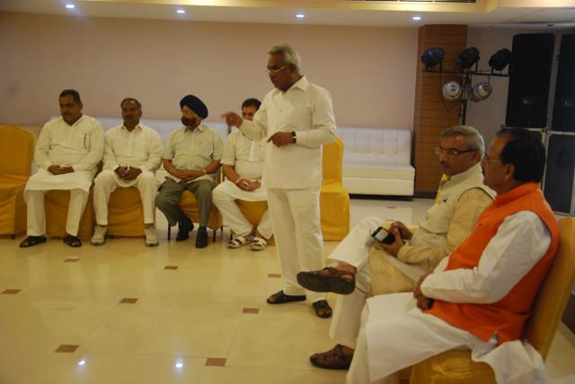 A BJP meeting underway before the floor test on Tuesday morning. (Vinay Santosh Kumar /HT Photo)