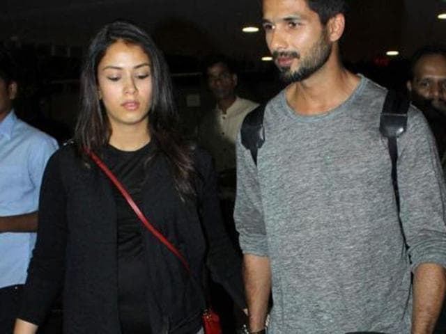 Shahid Kapoor walks hand-in-hand with wife Mira at the Mumbai airport.(HT photo)