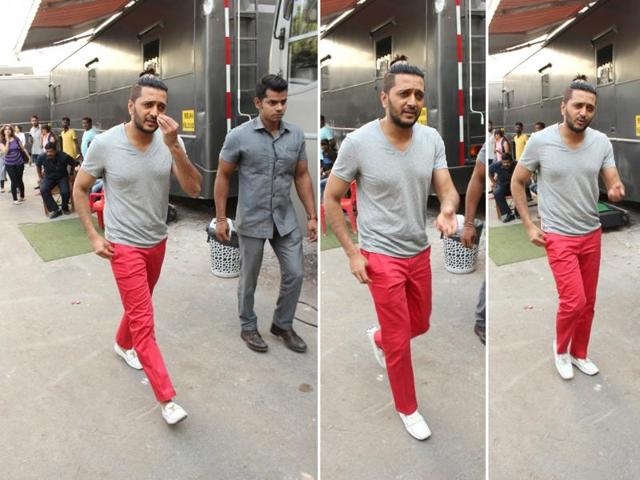 Funnyman Riteish Deshmukh trying to explain a point even as he arrives for the promotion of film Housefull 3 on the sets of The Kapil Sharma Show. (IANS)