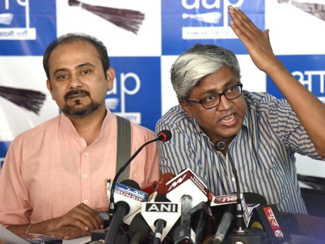 Ashutosh (Spokesperson of Aam Aadmi Party) along with Dilip Pandey( AAP leader) addressing press conference.(Virendra Singh Gosain / HT Photo)