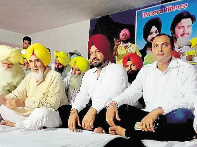 Aam Aadmi Party leaders Sucha Singh Chhotepur (left) and Gurpreet Singh Ghuggi (centre) during a meeting at Tarn Taran.(HT File Photo)