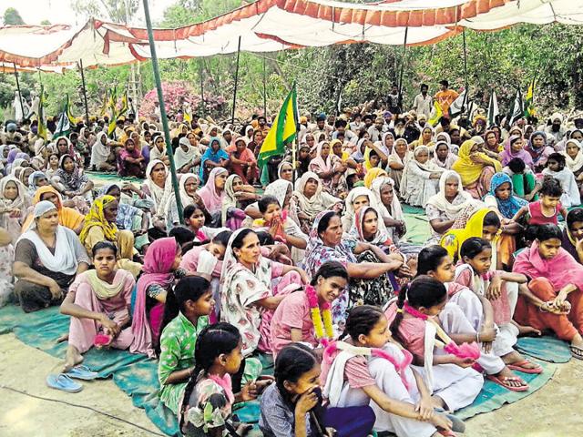 Residents blocking the Barnala-Mansa road. (HT Photo) Residents blocking the Barnala-Mansa road. (HT Photo)