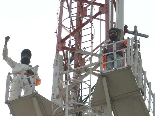Earlier in the day, supporters of Mand climbed up various mobile towers in Patiala district, demanding his release. (Bharat Bhushan/HT Photo) Earlier in the day, supporters of Mand climbed up various mobile towers in Patiala district, demanding his release. (Bharat Bhushan/HT Photo)