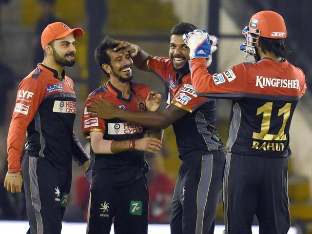 RCB bowlers kept their wits about as Kings XI fell agonisingly short(Keshav Singh/HT Photo)