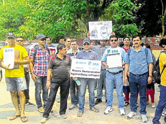 Apartment buyers protest at the mini secretariat in Gurgaon on Sunday.(HT Photo) Apartment buyers protest at the mini secretariat in Gurgaon on Sunday.(HT Photo)