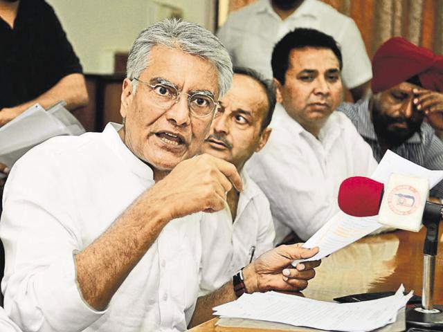 Senior Congress leader Sunil Jakhar talking to mediapersons at Jalandhar on Monday. (Pardeep Pandit/HT)
