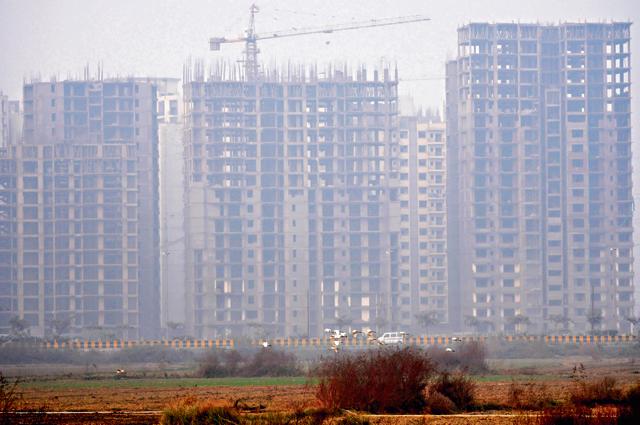 Uttar Pradesh Pollution Control Board also directed the Noida authority to take strict action against developers and builders who are not following dust control norms. (HT File) Uttar Pradesh Pollution Control Board also directed the Noida authority to take strict action against developers and builders who are not following dust control norms. (HT File)