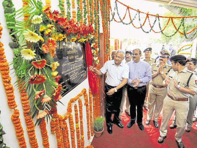 The DGP (left) inaugurates the centre as DM NP Singh (second from left) and SSP Kiran Sivakumar (right) look on.(Sunil Ghosh/HT Photo)