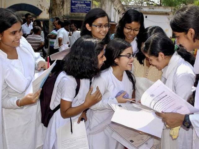 Students in Bankura celebrate after the results to West Bengal Board of Secondary Education's Class 10 examination were declared.(PTI) Students in Bankura celebrate after the results to West Bengal Board of Secondary Education's Class 10 examination were declared.(PTI)
