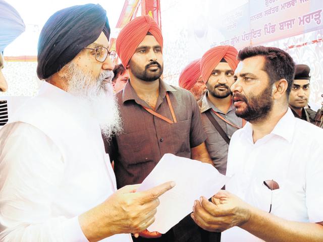 Chief minister Parkash Singh Badal during a sangat darshan at a village in Muktsar assembly constituency on Tuesday. (HT Photo) Chief minister Parkash Singh Badal during a sangat darshan at a village in Muktsar assembly constituency on Tuesday. (HT Photo)