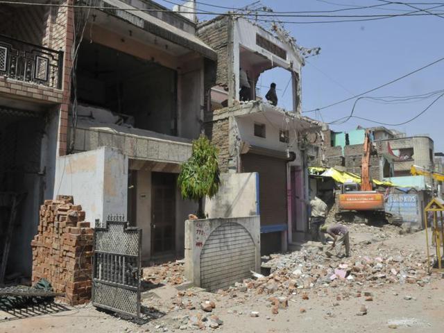 Residents of Biyabani area in Indore form human chain to demand compensation for demolition of houses from Mhow Naka to Tori Corner. (Arun Mondhe/ HT file) Residents of Biyabani area in Indore form human chain to demand compensation for demolition of houses from Mhow Naka to Tori Corner. (Arun Mondhe/ HT file)