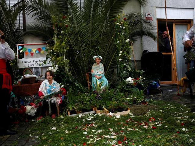 Maya girl Lucinda Usaola, 8, (R), sits with her friend Candela Garcia, 6, at an altar. (REUTERS)