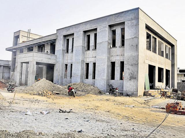 There are no display boards giving information about the projects, including the ongoing project of new bus stand. (HT Photo) There are no display boards giving information about the projects, including the ongoing project of new bus stand. (HT Photo)