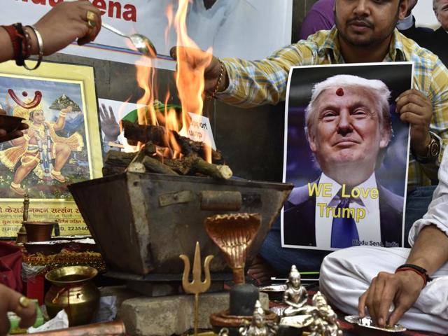 Hindu Sena organised a hawan in support of Donald Trump at Jantar Mantar in New Delhi on Wednesday.(Arvind Yadav/HT Photo)