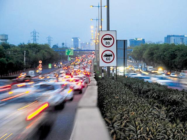 On the Gurgaon expressway, the maximum speed limit is 80 kmph for cars and 60 kmph for trucks.(Parveen kumar/HT Photo)