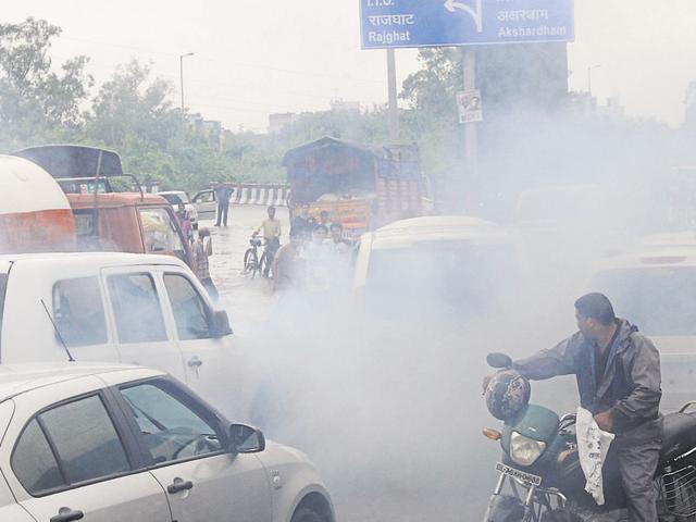 Traffic crawled in the national capital during odd-even 2.0, as lakhs of private as well as CNG vehicles plied on the roads, a Delhi government panel said in its report. (Hindustan Times Photo)