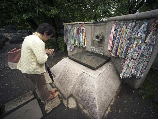 Mieko Mori prays in front of the Flame of Hiroshima and Nagasaki, a memorial monument for A-bomb victims where the flames collected from the ruins in the two cities since dropping of atomic bombs in 1945 have been kept burning at Ueno Park in Tokyo, Wednesday, May 11, 2016. (AP) Mieko Mori prays in front of the Flame of Hiroshima and Nagasaki, a memorial monument for A-bomb victims where the flames collected from the ruins in the two cities since dropping of atomic bombs in 1945 have been kept burning at Ueno Park in Tokyo, Wednesday, May 11, 2016. (AP)