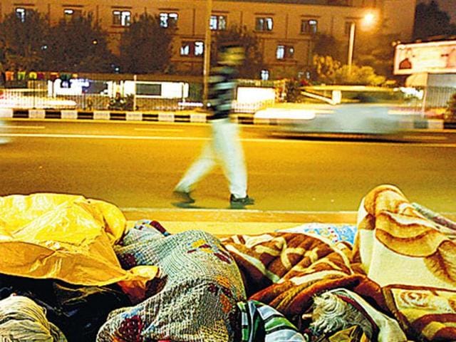 Shortage of shelters force many homeless people to sleep out in the open.(Arun Sharma/Hindustan Times)