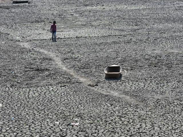 Dried up lake of Prithvipur town in drought hit Bundelkhand. (Mujeeb Faruqui/HT Photo) Dried up lake of Prithvipur town in drought hit Bundelkhand. (Mujeeb Faruqui/HT Photo)