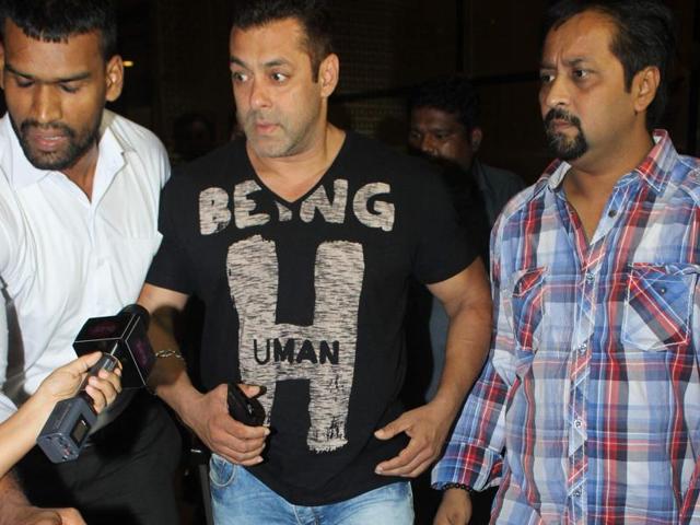 Salman Khan was returning from Ludhiana after completing the recent leg of shooting for for his next opposite Anushka Sharma, Sultan. (Viral Bhayani/HT) 
